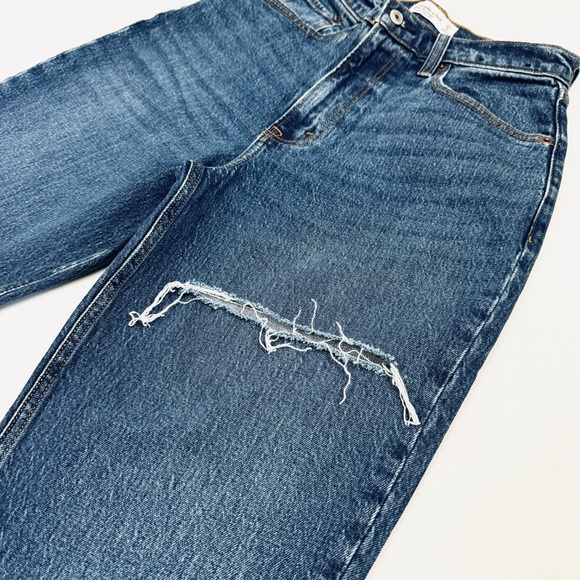 A&F Curve Love 90s Straight Ultra High Rise Dark Wash Ripped Jeans - Picture 8 of 13